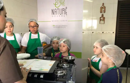 Restaurante Naturê realiza curso Chefe Teens com ingredientes saudáveis