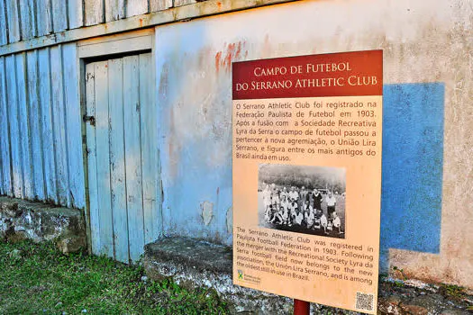 Prefeitura entrega documentação para restauro do Cine Lyra e campo de futebol