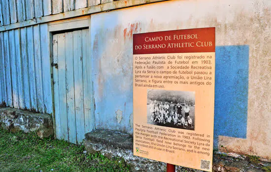 Prefeitura entrega documentação para restauro do Cine Lyra e campo de futebol