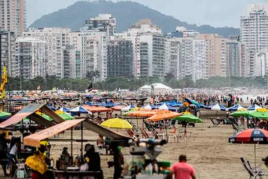 Doze cidades litorâneas de São Paulo ‘furam’ restrição e litoral tem praias cheias