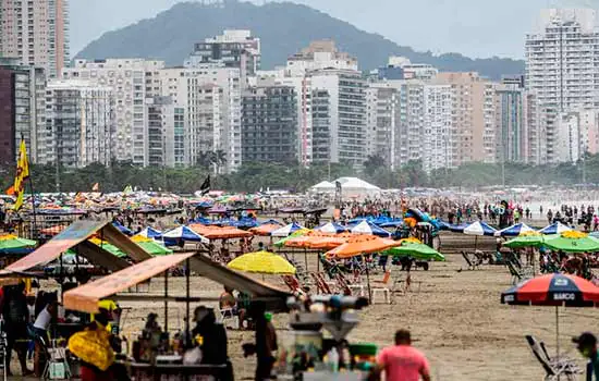 Doze cidades litorâneas de São Paulo ‘furam’ restrição e litoral tem praias cheias