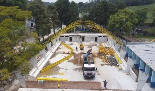 Construção da quadra da E.M. Prof. Sebastião Vayego entra na fase final