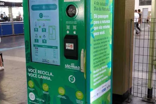 Máquina instalada nos Transportes Metropolitanos recebe recicláveis em troca de créditos