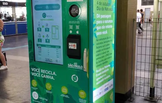 Máquina instalada nos Transportes Metropolitanos recebe recicláveis em troca de créditos