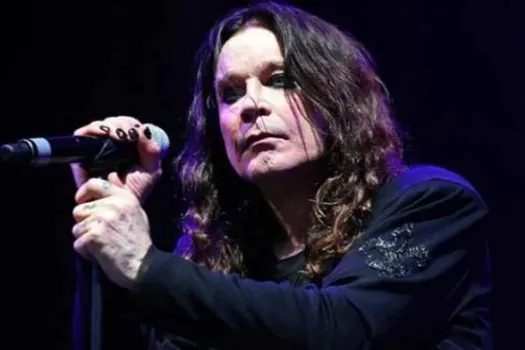 Com saúde frágil e sentado em trono, Ozzy entra no Hall da Fama do Rock