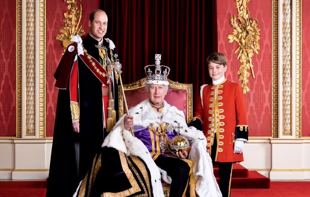 Retrato de Charles III ao lado da família real mostra futuro da monarquia britânica