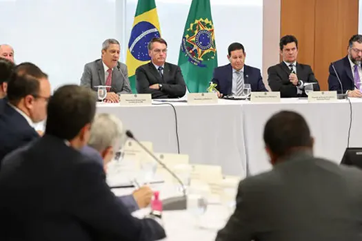 Palavrões e ameaças em reunião ministerial