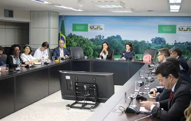 Reunião discute estratégias para integrar ações entre agricultura e indústria