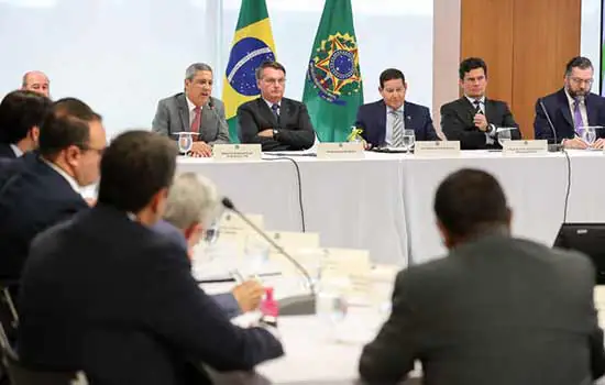 Acompanhem as principais falas de Bolsonaro e ministros em reunião divulgada pelo STF