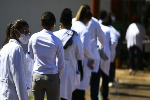 Brasil tem 546 mil médicos; proporção é de 2