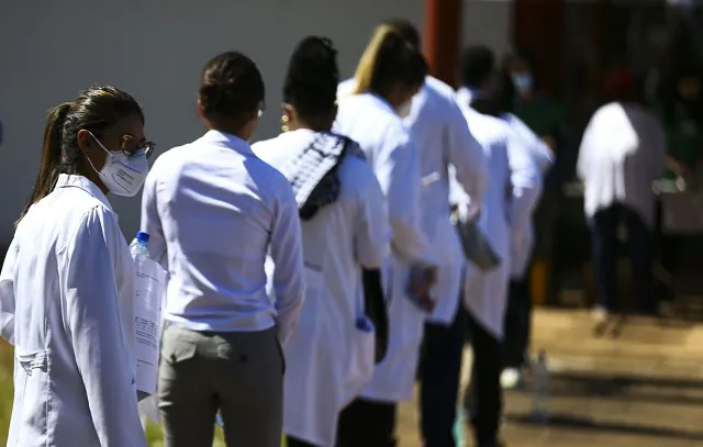 Brasil tem 546 mil médicos; proporção é de 2