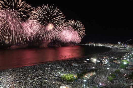 Réveillon em Copacabana: Seis cruzeiros e 300 barcos se preparam para a festa na praia