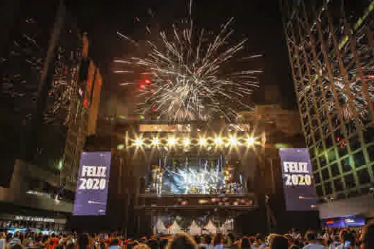 Show pirotécnico com fogos de artifício silencioso (?) garante espetáculo na Paulista