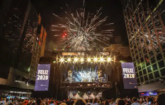 Show pirotécnico com fogos de artifício silencioso (?) garante espetáculo na Paulista