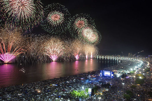 Mulher é atingida por fogos de artifício de Réveillon em apartamento de SC