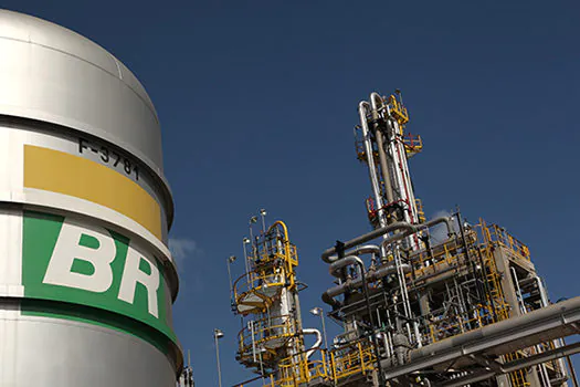 Petrobras anuncia alta de 8% do diesel; reajuste vale a partir da terça-feira, 19