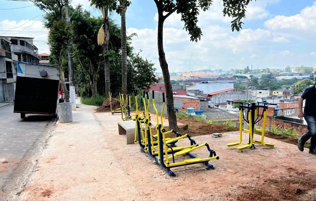 Obra de revitalização da área verde do Jardim das Praias