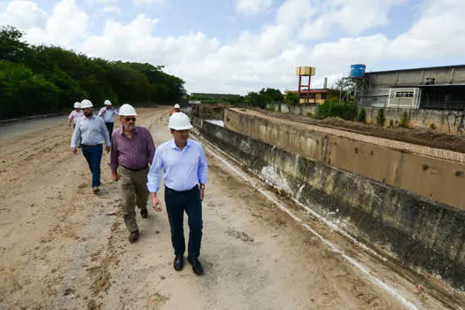 Orlando Morando vistoria obra de canalização do Ribeirão dos Couros