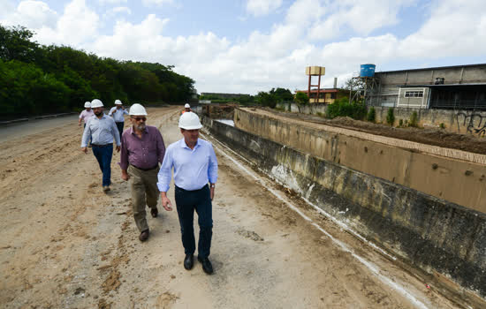 Orlando Morando vistoria obra de canalização do Ribeirão dos Couros