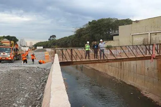 Filippi vistoria obras de canalização e nova avenida no Ribeirão dos Couros