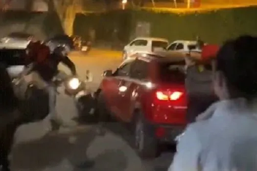 Ricardo Salles derruba moto de entregador ao sair de evento em São Paulo