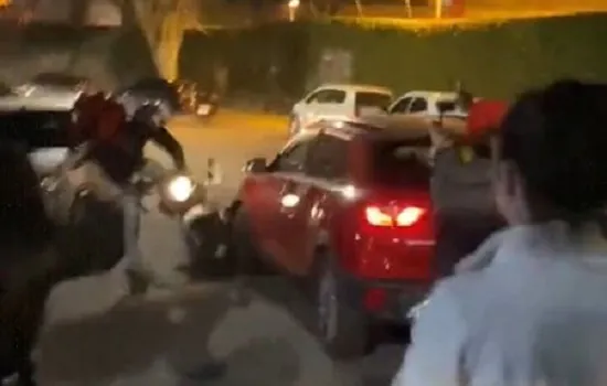 Ricardo Salles derruba moto de entregador ao sair de evento em São Paulo