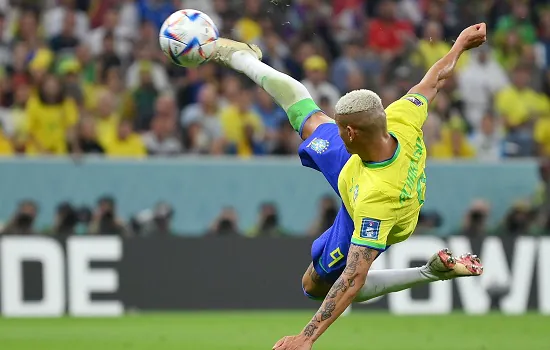 Richarlison decide e Brasil inicia Copa com vitória sobre a Sérvia