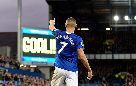 Richarlison marca dois gols