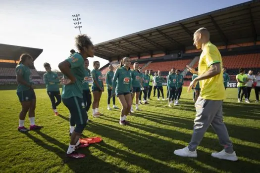 Richarlison visita seleção feminina, ganha camisa e faz ‘dança do pombo’