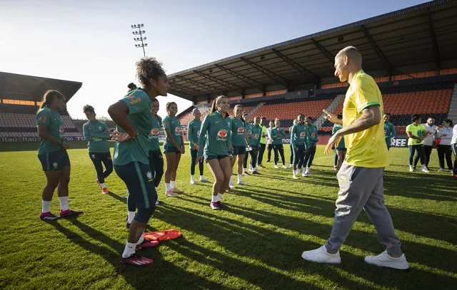 Richarlison visita seleção feminina