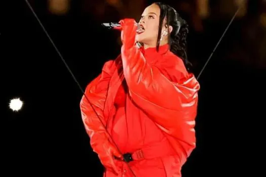 Rihanna ‘voa’ no show do intervalo do Super Bowl e canta hits de sua carreira