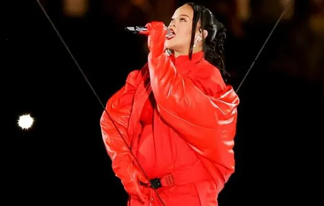 Rihanna ‘voa’ no show do intervalo do Super Bowl e canta hits de sua carreira