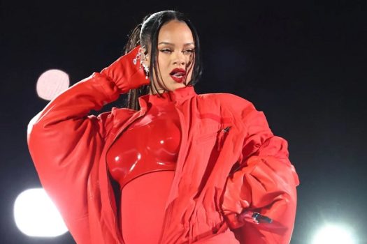 Rihanna canta hits de sua carreira durante show do intervalo do Super Bowl 2023