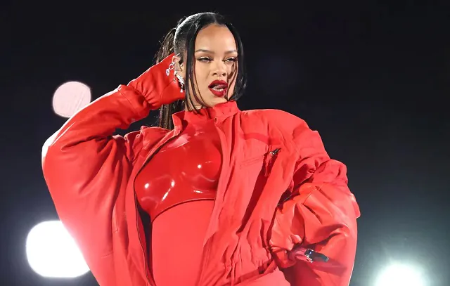 Rihanna canta hits de sua carreira durante show do intervalo do Super Bowl 2023