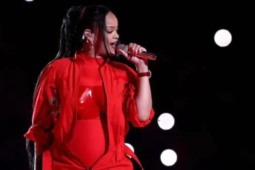 Rihanna confirma gravidez após show no intervalo do Super Bowl