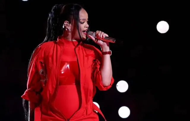 Rihanna confirma gravidez após show no intervalo do Super Bowl