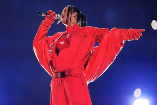 Katy Perry é destronada por Rihanna, que tem show mais assistido da história do Super Bowl