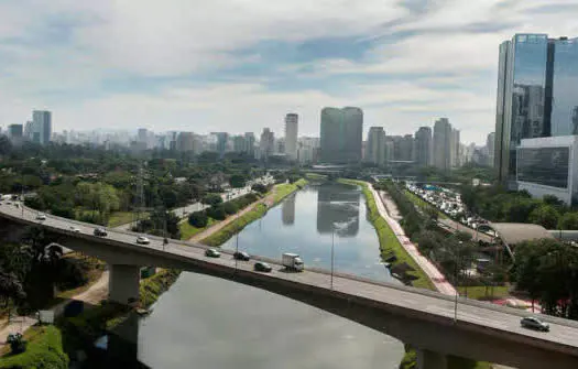 Obra da Sabesp na Av. das Nações Unidas amplia tratamento de esgoto