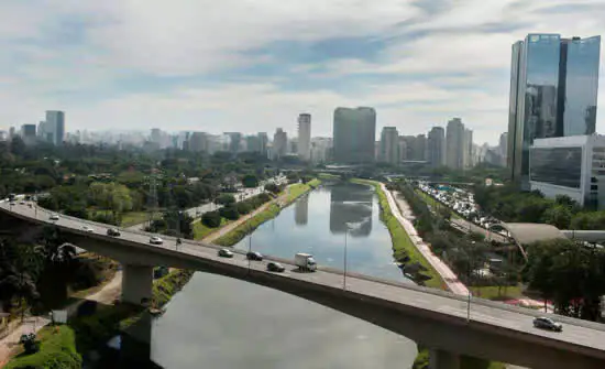 Obra da Sabesp na Av. das Nações Unidas amplia tratamento de esgoto