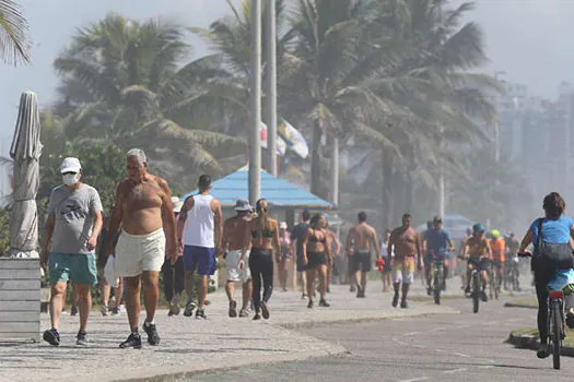 Cariocas ignoram pedidos de isolamento e vão à praia no feriado