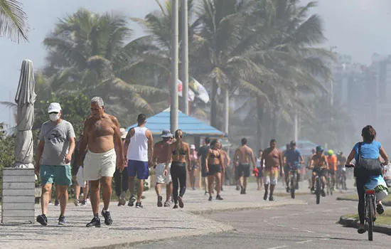 Cariocas ignoram pedidos de isolamento e vão à praia no feriado