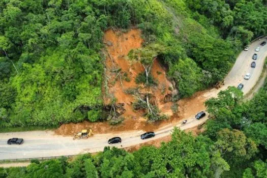 Chuva volta a interditar Rodovia Rio-Santos na região de São Sebastião