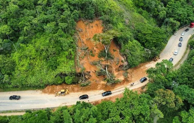 Chuva volta a interditar Rodovia Rio-Santos na região de São Sebastião