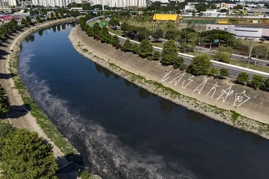 No Rio Tietê, mancha de poluição avança 40% em um ano