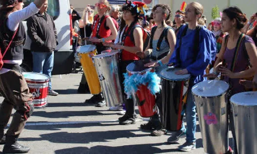 Aula prática de ritmos de Escolas de Samba para arrasar no Carnaval