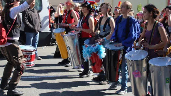 Aula prática de ritmos de Escolas de Samba para arrasar no Carnaval