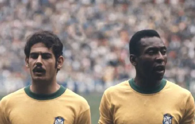 Rivellino se despede de Pelé nas redes sociais: ‘A bola está em pranto’