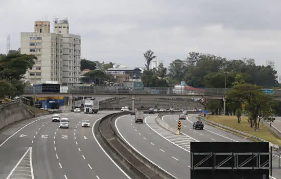 Detran.SP adverte: uso proibido de celular ao volante representa 7