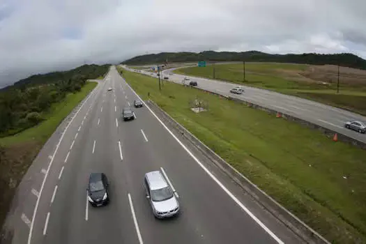 Mensagens nas rodovias alertam sobre a importância de evitar viagens neste feriado