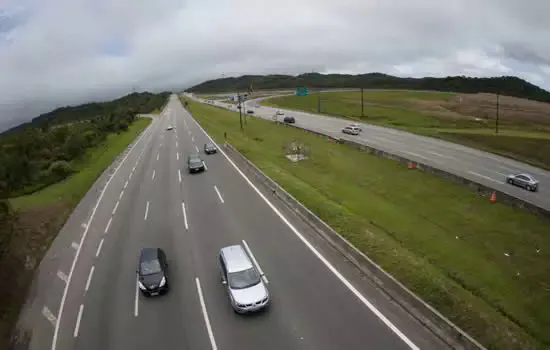 Mensagens nas rodovias alertam sobre a importância de evitar viagens neste feriado